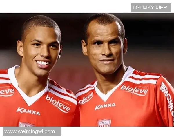 合照中的足球明星究竟是谁让人如此关注和好奇呢